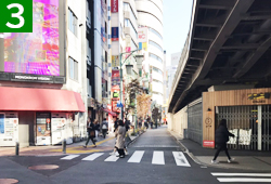 ガードレールと長野屋という定食屋の間を直進します。